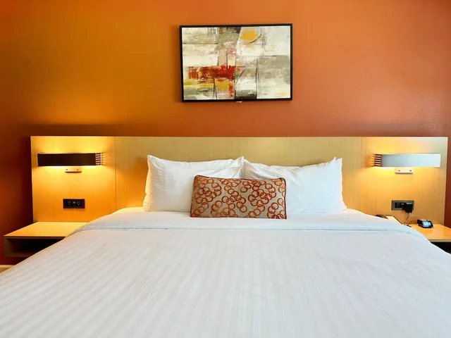 غرفة بسرير كينج بحوض استحمام لذوي الإعاقة، Lincoln Hotel Monterey Park Los Angeles 5/10