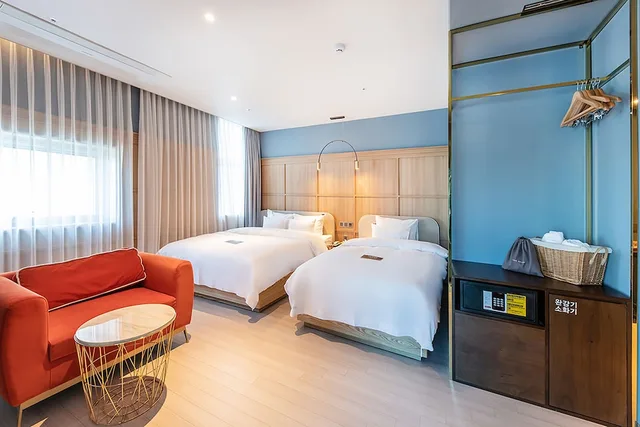 غرفة بسرير مزدوج وسرير فردي بشرفة، H Avenue Hotel Gwangali Beach 4/6