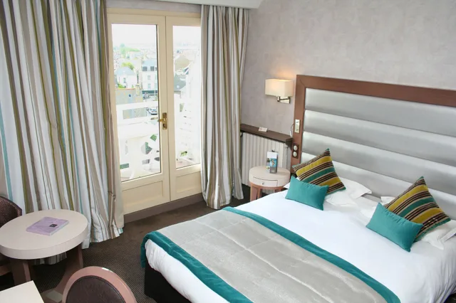 غرفة بسرير مزدوج بإطلالة على المدينة، Le Grand Hotel Des Thermes 4/6