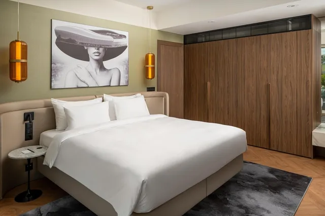 غرفة بريميوم بسرير كينج بشرفة، Radisson Blu Hotel Cluj 2/5