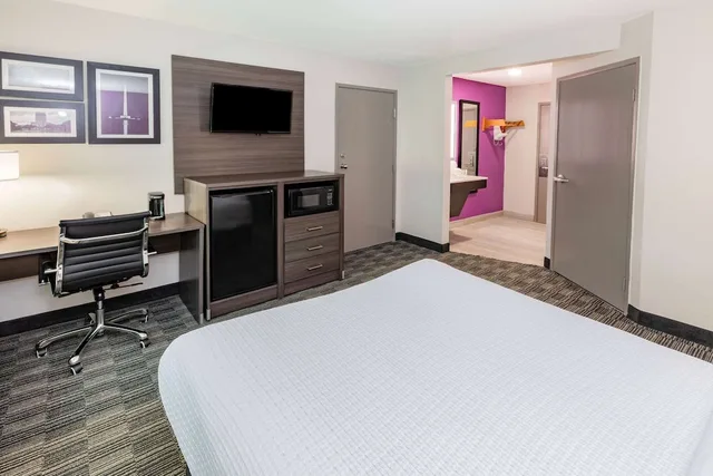 غرفة بسرير مزدوج لذوي الإعاقة، La Quinta Inn & Suites by Wyndham Houston Southwest 2/4