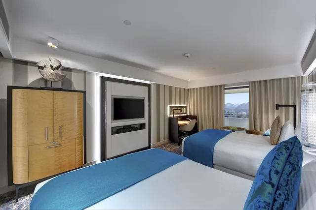 غرفة بسريرين كوين بإطلالة على المدينة بشرفة، InterContinental Muscat 1/10