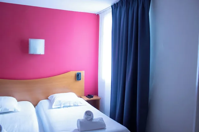 غرفة كلاسيكية بسرير كوين وسريرين منفصلين، Le Clocher de Rodez Ex Quality Hotel Le Clocher de Rodez 4/10