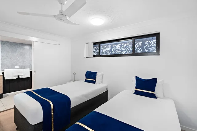 جناح ديلوكس بسرير كوين وسريرين منفصلين بغرفتي نوم بمطبخ صغير، Montego Mermaid Beach Motel 2/8