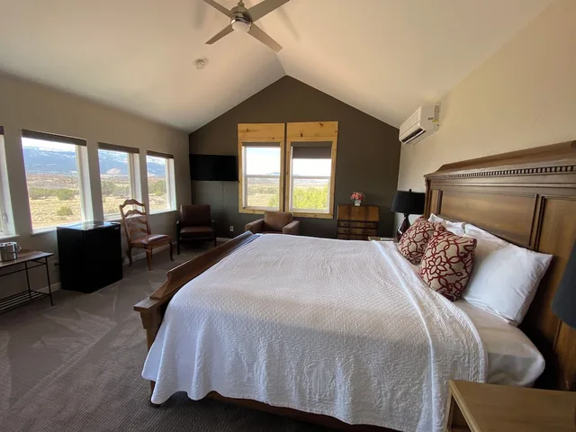 غرفة بسرير كينج مع سرير سحّاب إضافي، Skyridge Inn Bed & Breakfast 1/8