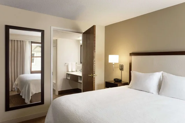جناح بسرير كينج مع أريكة، Hampton Inn and Suites Springdale 1/3
