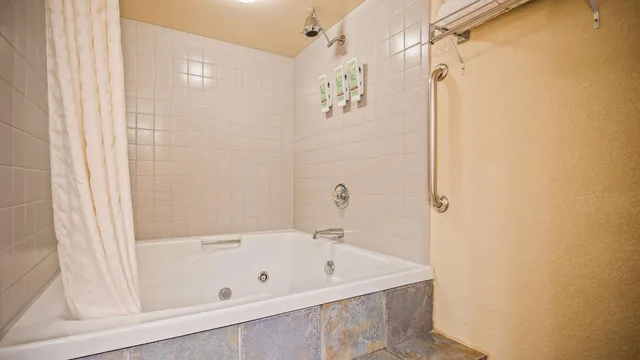 جناح بسرير كينج بجاكوزي، Best Western Center Pointe Inn 8/9