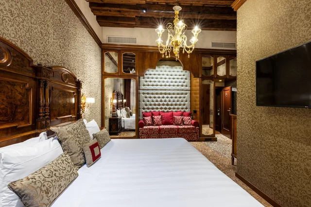 Deluxe, Double Bed, Canal View, Palazzo Priuli 2/8