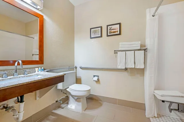 غرفة بسرير كوين، Comfort Inn Fremont, IN 3/4