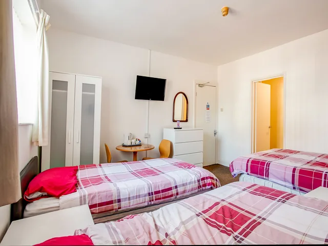 Standard Triple Room - Shared، OYO The Longlands Hotel 3/4