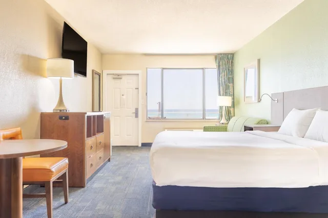Studio, King Bed, Sofa, Kitchenette, Beachside Resort 6/7