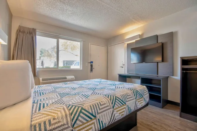 غرفة بسرير كوين للمدخنين، Motel6 Santa Fe, NM 9/10