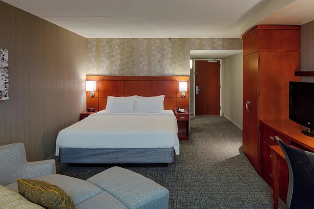 غرفة بسرير كينج مع أريكة لذوي الإعاقة، Courtyard by Marriott Columbus West 1/4