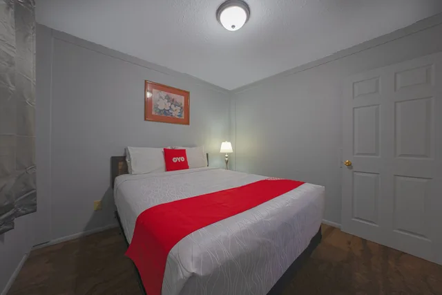 Room, Double Bed, OYO Hotel Portland OR near Airport 3/5