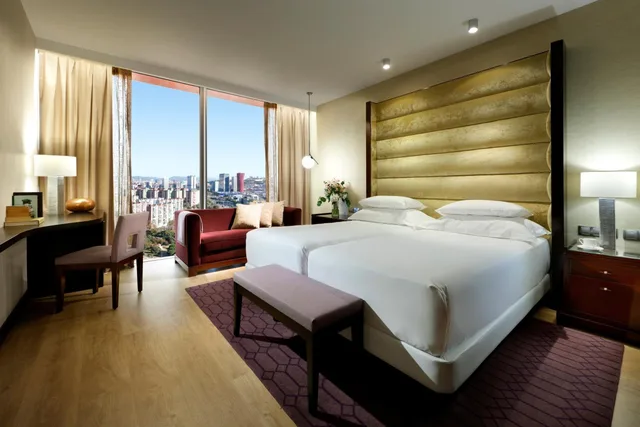 غرفة ديلوكس بسريرين منفصلين بإطلالة على المدينة في طابق مرتفع، Hyatt Regency Barcelona Tower 1/4
