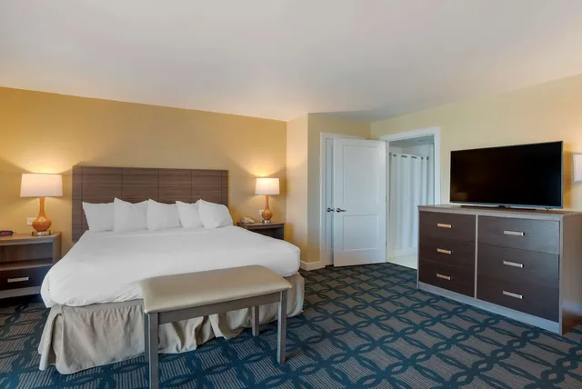 غرفة قياسية بسرير كينج بشرفة مع أريكة لذوي الإعاقة، Best Western Plus In Ocean City 3/9
