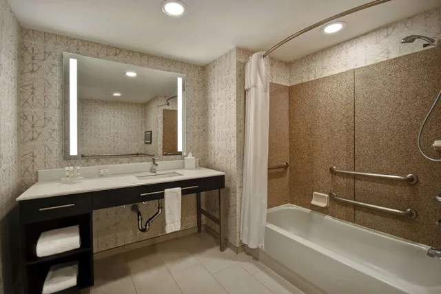 جناح بسرير كينج بغرفة نوم واحدة مع أريكة لذوي الإعاقة، Homewood Suites by Hilton Edgewater-NYC Area 2/3