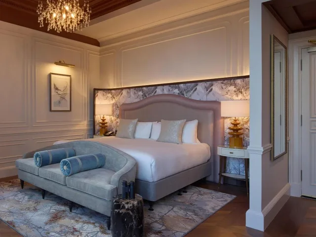 3 Bedrooms, Suite, Castle View, 3 Bathrooms, Living Area، The Caledonian Edinburgh, Curio Collection by Hilton 5/10