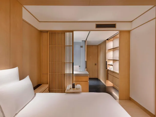 غرفة سوبيريور بسرير كينج بإطلالة على المدينة، AKI Hotel Hong Kong - MGallery Collection 2/3
