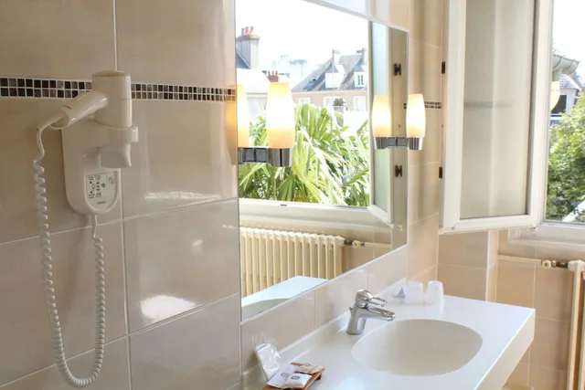 غرفة سوبيريور بسرير كوين وسرير فردي بإطلالة على الحديقة، Best Western De Diane 4/4