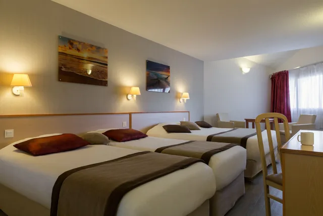غرفة عائلية رباعية بسرير كوين وسريرين منفصلين، The Originals Thonon Les Bains Larc En Ciel Ex Inter Hotel Thonon Les Bains Larc En Ciel 3/10
