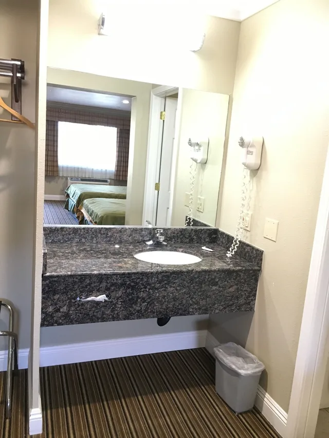 غرفة قياسية بسريرين كوين، Regency Inn And Suites 2/2
