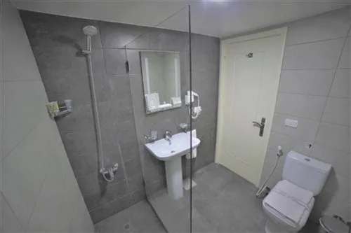 Premier Family Room with Sea View (4pax)، Bayview Hotel, Beirut 1/1
