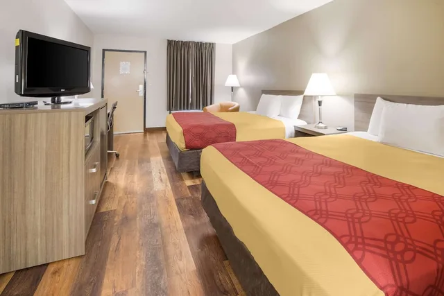 Standard, 2 Queen Beds, Smoking, Econo Lodge Hendersonville 2/4
