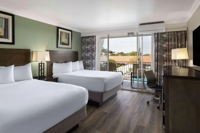 Room, King Bed, 2 Queen Beds, Travelodge By Wyndham Monterey Bay 4/10