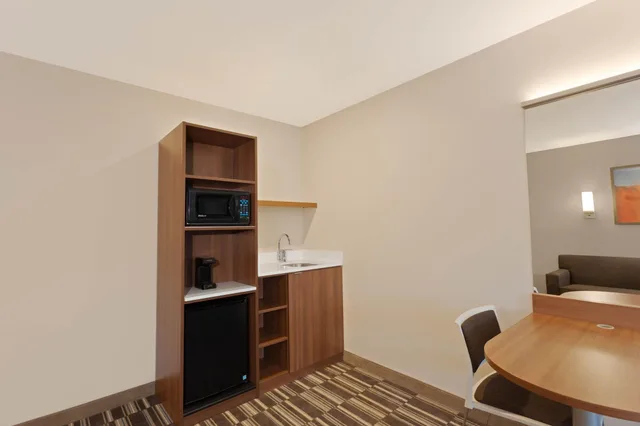 غرفة بسرير كوين، Microtel Inn & Suites By Wyndham Windham 2/2