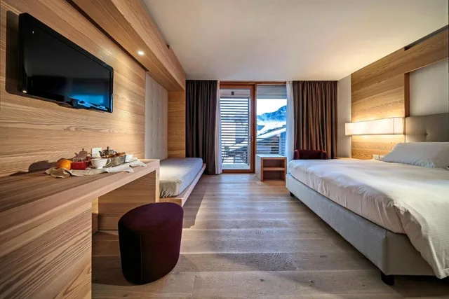 جناح جونيور، Lajadira Hotel 3/5
