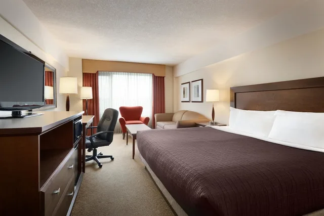 Tower, Queen Bed، Travelodge Hotel by Wyndham Saskatoon 1/6