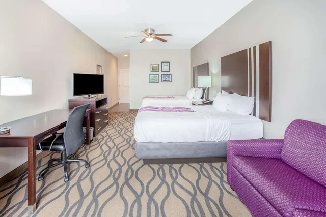 جناح ديلوكس بسريرين كوين، La Quinta Inn Suites Luling 2/4