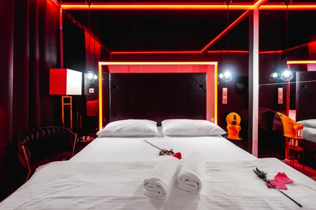 Elegant, King Bed, Pool Access، Hotel Aura Design & Garden Pool 5/10