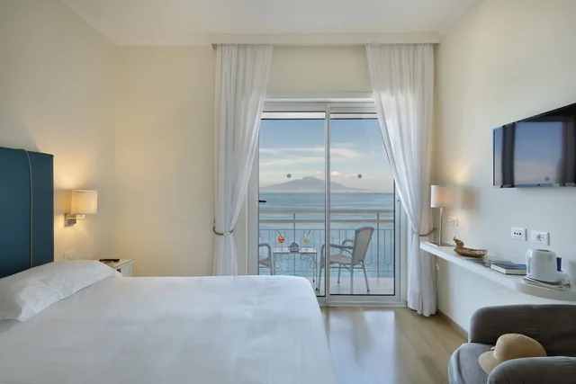 Room, Double Bed, Sea View, Balcony, Hotel Regina Sorrento 3/10