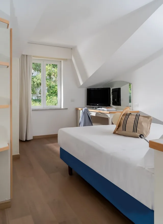 Economy, Queen Bed, Conca Park 1/3