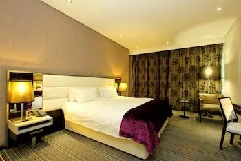 غرفة ديلوكس بإطلالة جزئية على البحر، Coastlands Umhlanga Hotel 1/1