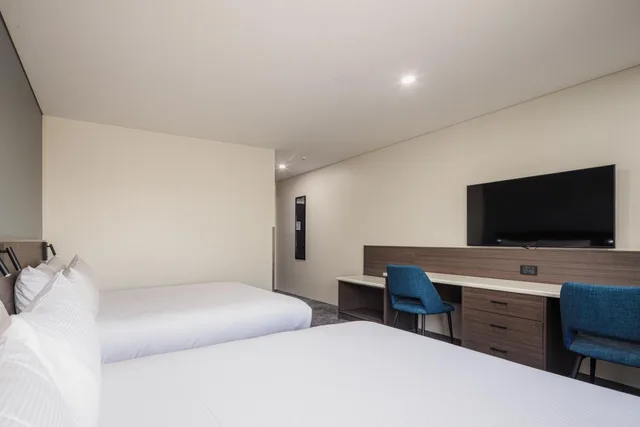 غرفة متصلة سوبيريور بسرير مزدوج وسريرين منفصلين، Heartland Hotel Auckland Airport 9/10
