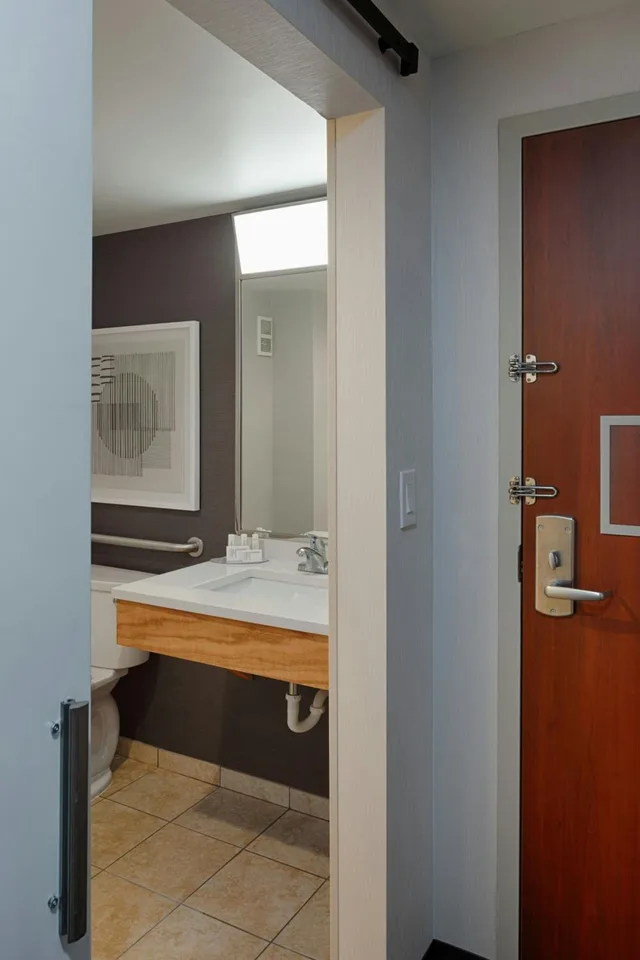جناح بسرير كينج بغرفة نوم واحدة بغرفتين مع أريكة، Courtyard By Marriott Springfield Downtown 5/5