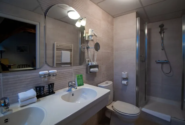 غرفة غراند ديلوكس بسرير كوين، Grand Hotel De Draak and Residence Dagmara 4/6