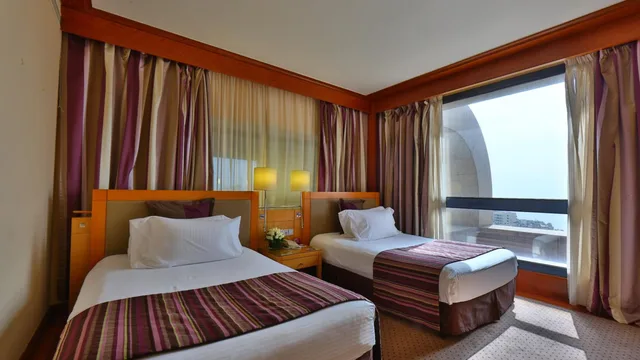 غرفة تنفيذية بسريرين منفصلين للمدخنين، Crowne Plaza Hotel Beirut 1/6