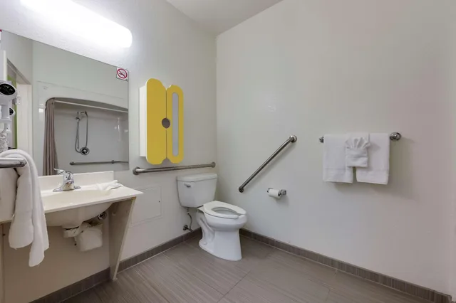 1 Queen Bed - ADA/RI Shower/Non-Smoking، Studio6 Mississauga, ON - Toronto 6/7