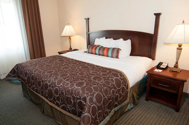جناح بسرير كوين بغرفة نوم واحدة مع أريكة، Staybridge Suites Wichita 2/9