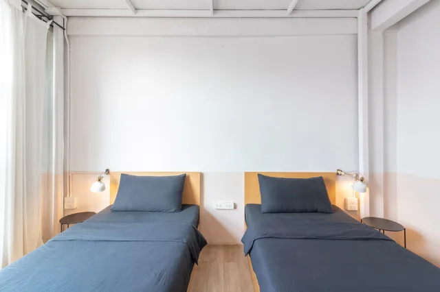 Standard Twin Room with Private Bath، Beige Poshtels Hostel 2/4