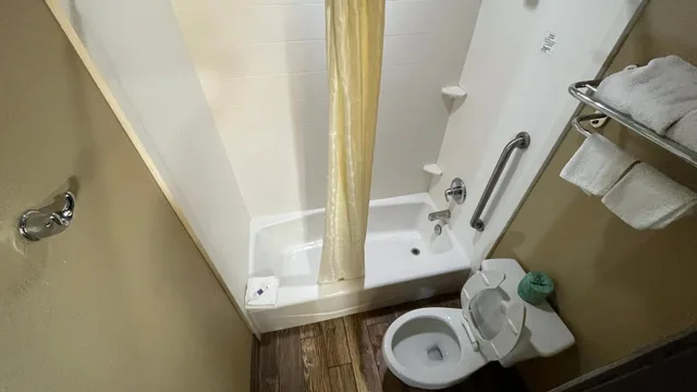 جناح ديلوكس بسرير كينج وسريرين كوين، Motel6 Snyder, TX 5/6
