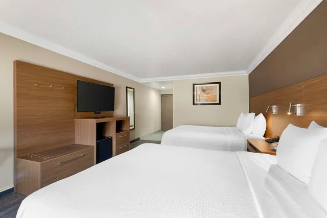 غرفة بسريرين كوين لذوي الإعاقة، Best Western Plus Newport Mesa Inn 1/4