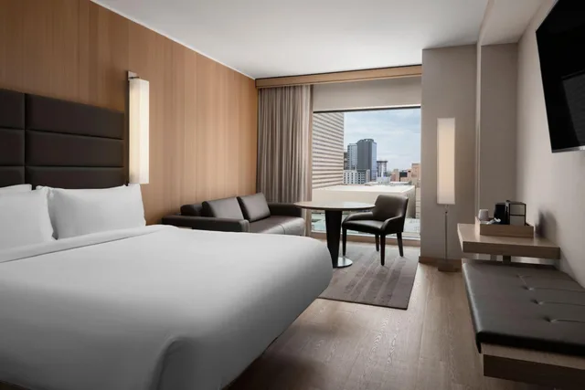 غرفة بسرير كينج بإطلالة على المدينة مع أريكة، AC Hotel Phoenix Downtown 2/10
