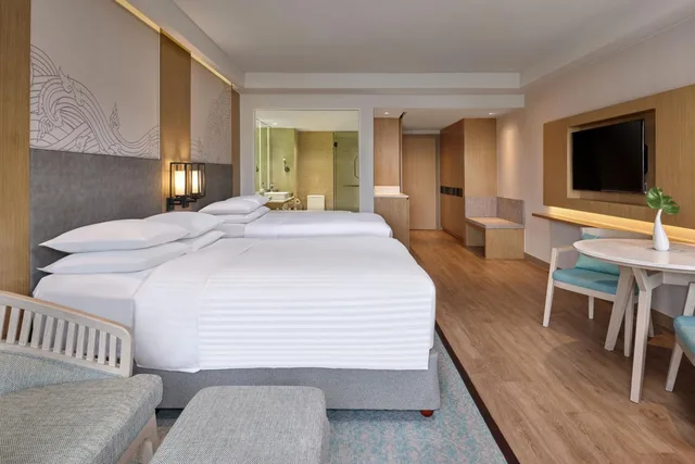 غرفة كبيرة بسريرين مزدوجين بإطلالة على المسبح بشرفة، Phuket Marriott Resort & Spa, Merlin Beach 2/13