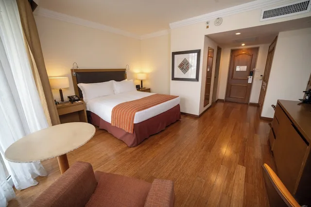 غرفة كلاسيكية بسرير كوين بشرفة، InterContinental Cali 1/6