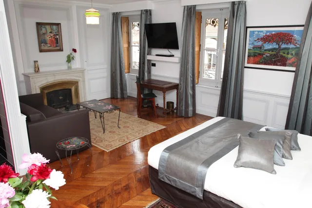 جناح جونيور، Hotel Des Celestins 3/3